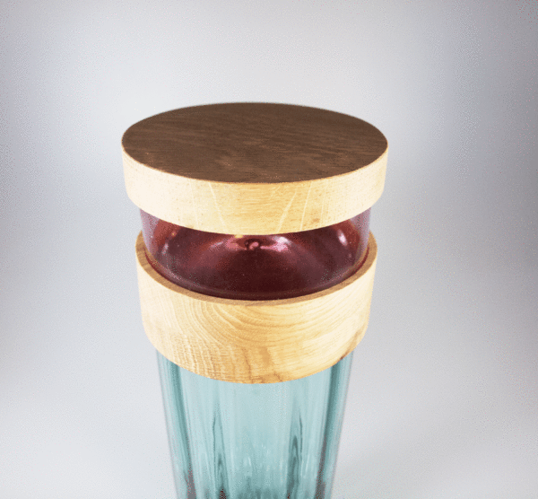 Bocalicis, bocal en verre turquoise cotelé soufflé, bois tourné intermédiaire, Bolcalicis rose et couvercle bois pour stockage alimentaire ou décoration.
