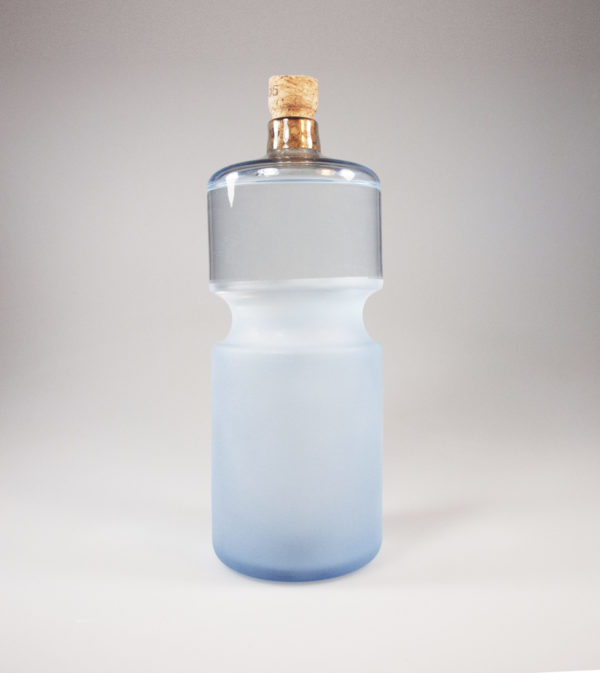 Maxi Regourde, Gourde en verre recyclé à 100% à partir de nos déchets colorés. La teinte peut variée mais c'est souvent du bleu lavande. Elle est soufflée à la main dans un moule en bois tourné par le seul spécialiste suédois. Elle est sablée à froid et numérotée.