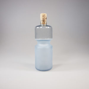 Mini Regourde, Gourde en verre recyclé à 100% à partir de nos déchets colorés. La teinte peut variée mais c'est souvent du bleu lavande. Elle est soufflée à la main dans un moule en bois tourné par le seul spécialiste suédois. Elle est sablée à froid et numérotée.