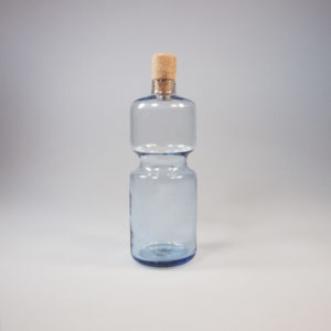 MiniRegourde, Gourde en verre recyclé à 100% à partir de nos déchets colorés. La teinte peut variée mais c'est souvent du bleu lavande. Elle est soufflée à la main dans un moule en bois tourné par le seul spécialiste suédois. Elle est numérotée.