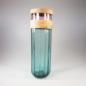Bocalicis, bocal en verre turquoise cotelé soufflé, bois tourné intermédiaire, Bolcalicis rose et couvercle bois pour stockage alimentaire ou décoration.