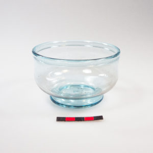 Pièce en verre soufflée, dans nos ateliers, d’après typologie historique.