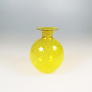 petit vase jaune en verre soufflé