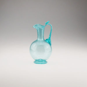 Carafe bleue trilobée