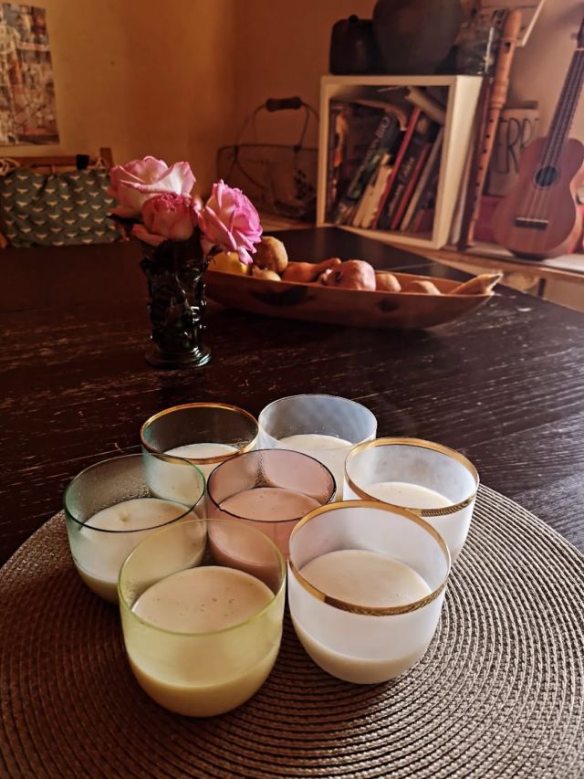Le dépareillé c'est chouette aussi 🥰
Vous prendrez bien une petite crème vanille pour aiguiser vos papilles ? 
Et oui les #petitcalicis servent aussi de jolis ramequins = on peut verser chaud dedans !

#calicis
#blingbling
#petitdejeuner
#soufflagedeverre
#faitmain
#teamcaramielchaud
#verrefaitmain #verrefrançais #artisansdefrance #metiersdart #defendonslartisanat #verre #craft #glassblowing #breakfast #glass #cadeau